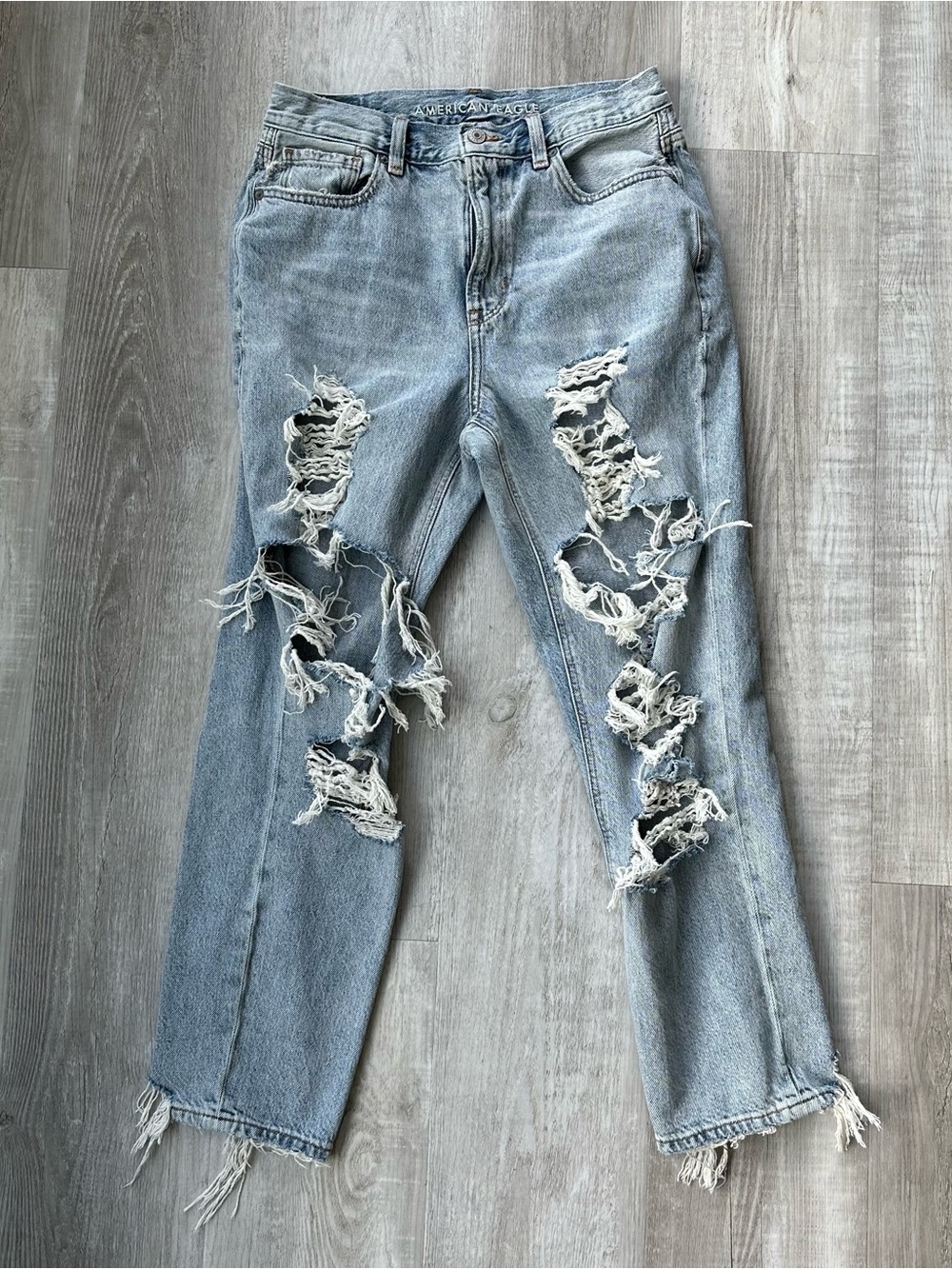 American Eagle Thrashed Mom Jeans Size 8